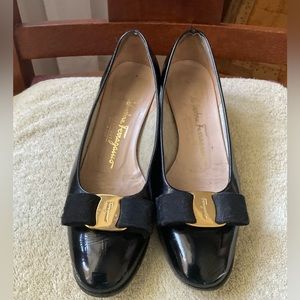 Vintage Ferragamo bow pump.  Size 6.5 narrow